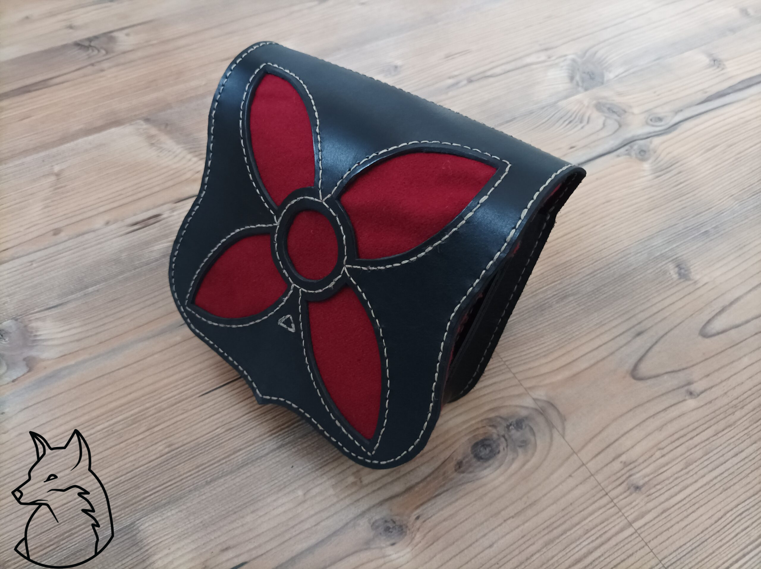 Vulpes Argentum - Czarna kaletka z wełną czerwoną